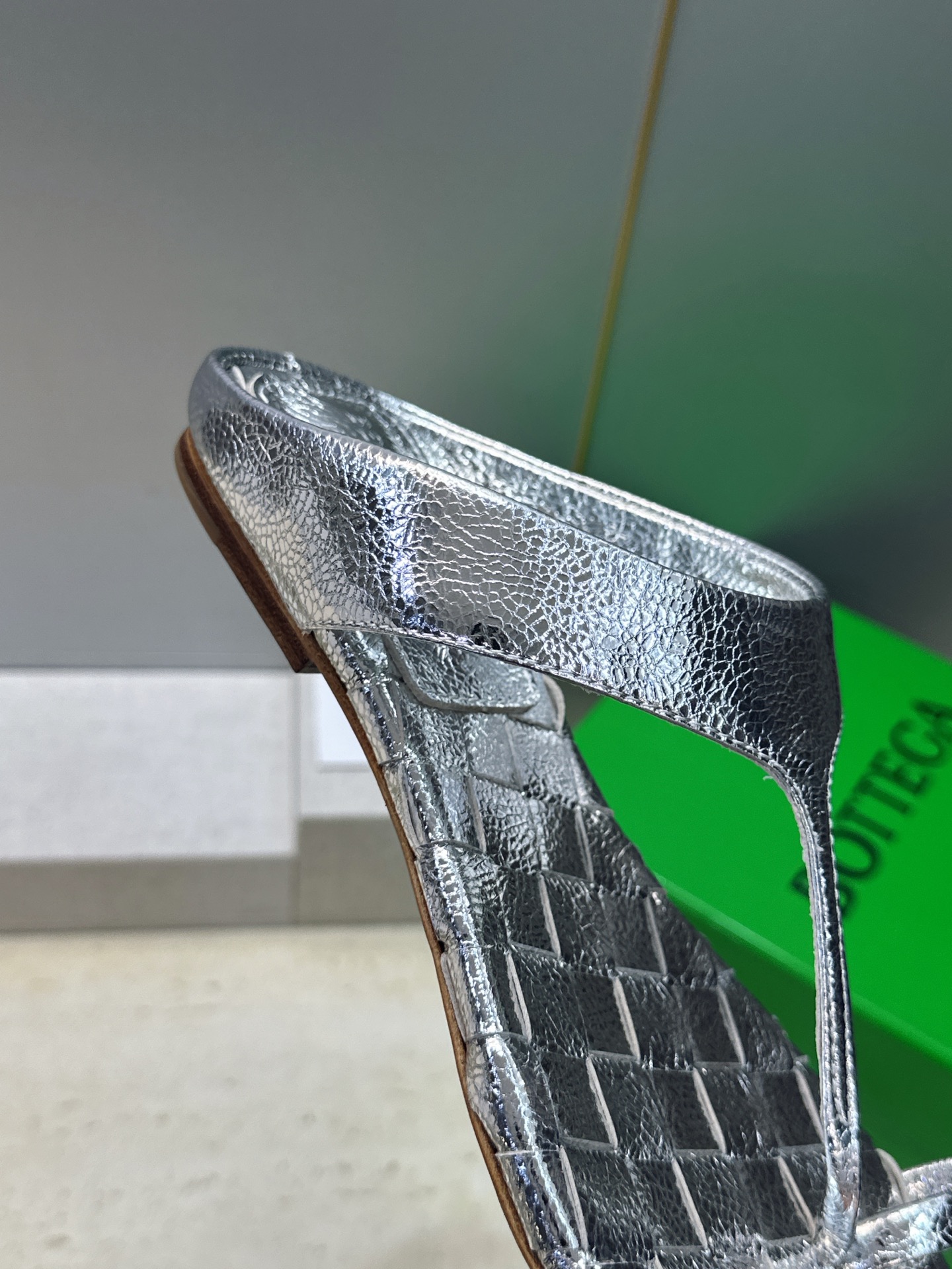 Bottega Veneta 葆蝶家2026春夏新款平底编织女鞋 BV字母logo方头夹趾凉拖鞋 材质:鞋面进口小牛皮/