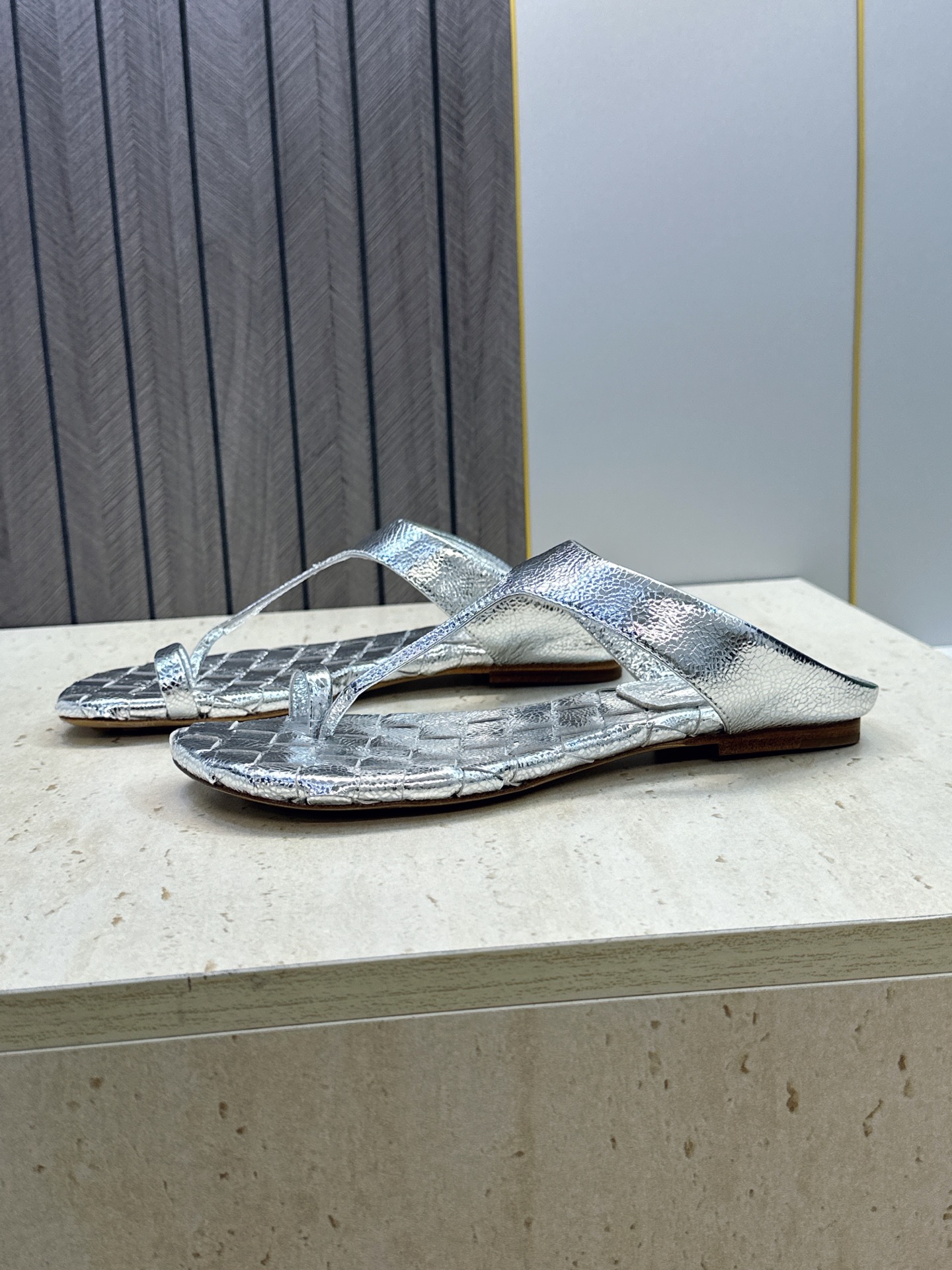 Bottega Veneta 葆蝶家2026春夏新款平底编织女鞋 BV字母logo方头夹趾凉拖鞋 材质:鞋面进口小牛皮/