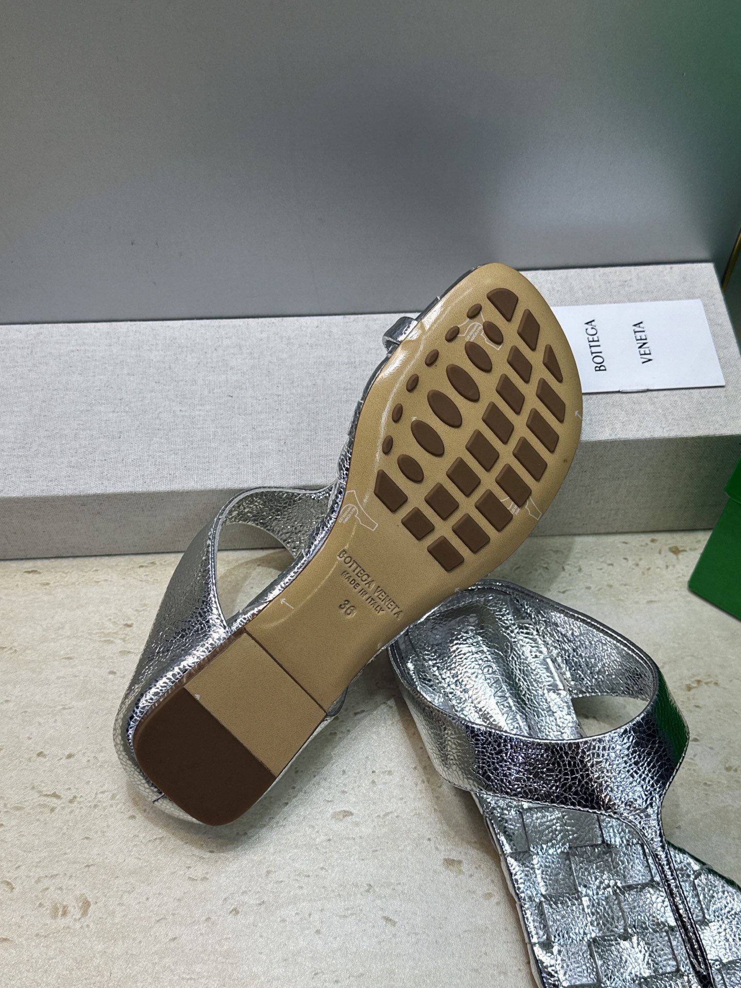 Bottega Veneta 葆蝶家2026春夏新款平底编织女鞋 BV字母logo方头夹趾凉拖鞋 材质:鞋面进口小牛皮/