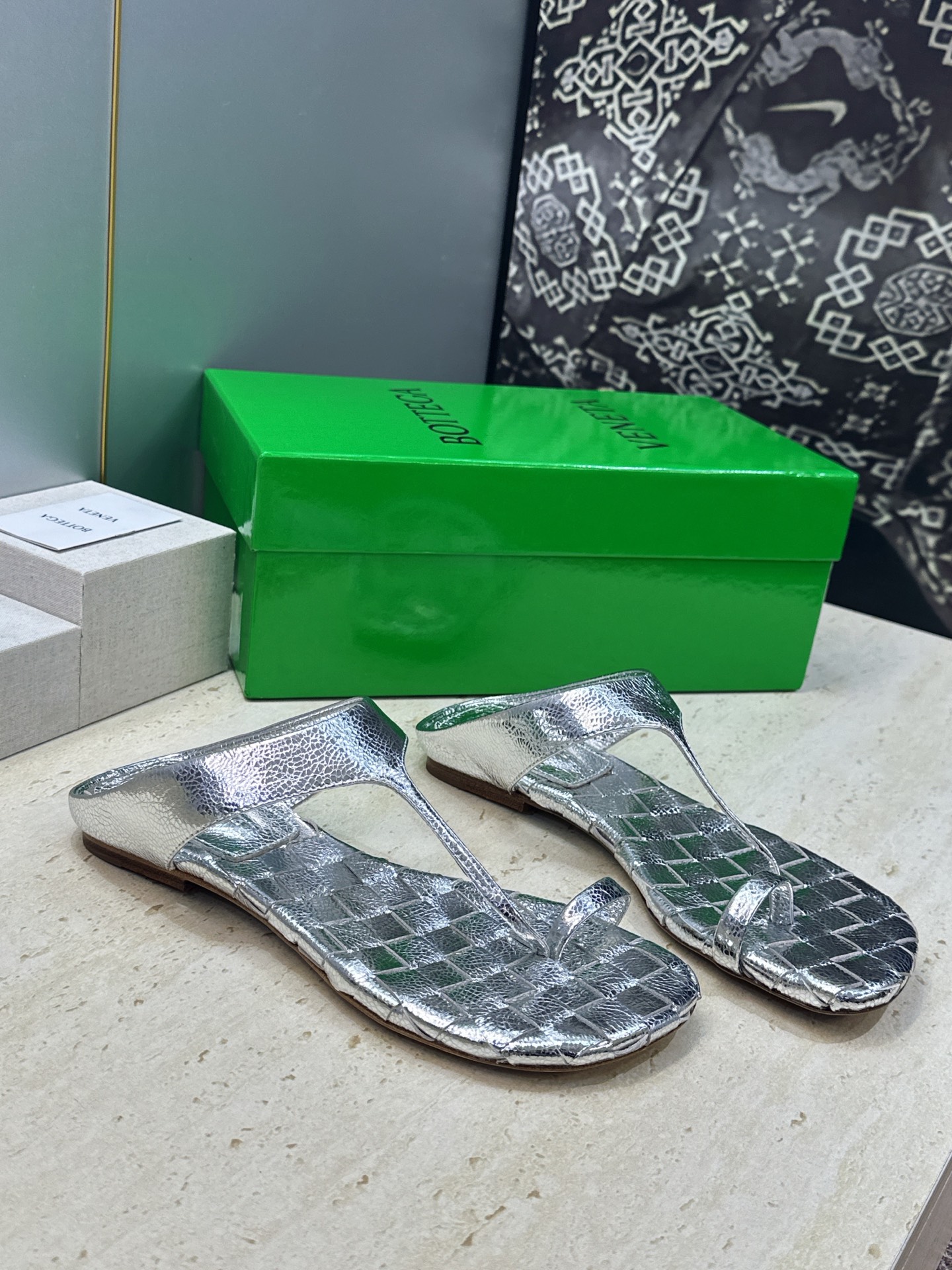 Bottega Veneta 葆蝶家2026春夏新款平底编织女鞋 BV字母logo方头夹趾凉拖鞋 材质:鞋面进口小牛皮/