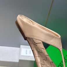 Bottega Veneta 葆蝶家2026春夏新款平底编织女鞋 BV字母logo方头夹趾凉拖鞋 材质:鞋面进口小牛皮/ Bottega Veneta 葆蝶家2026春夏新款平底编织女鞋 BV字母logo方头夹趾凉拖鞋 材质:鞋面进口小牛皮/