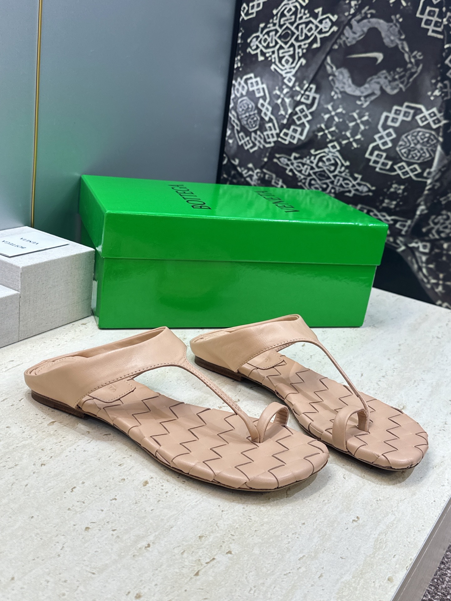 Bottega Veneta 葆蝶家2026春夏新款平底编织女鞋 BV字母logo方头夹趾凉拖鞋 材质:鞋面进口小牛皮/