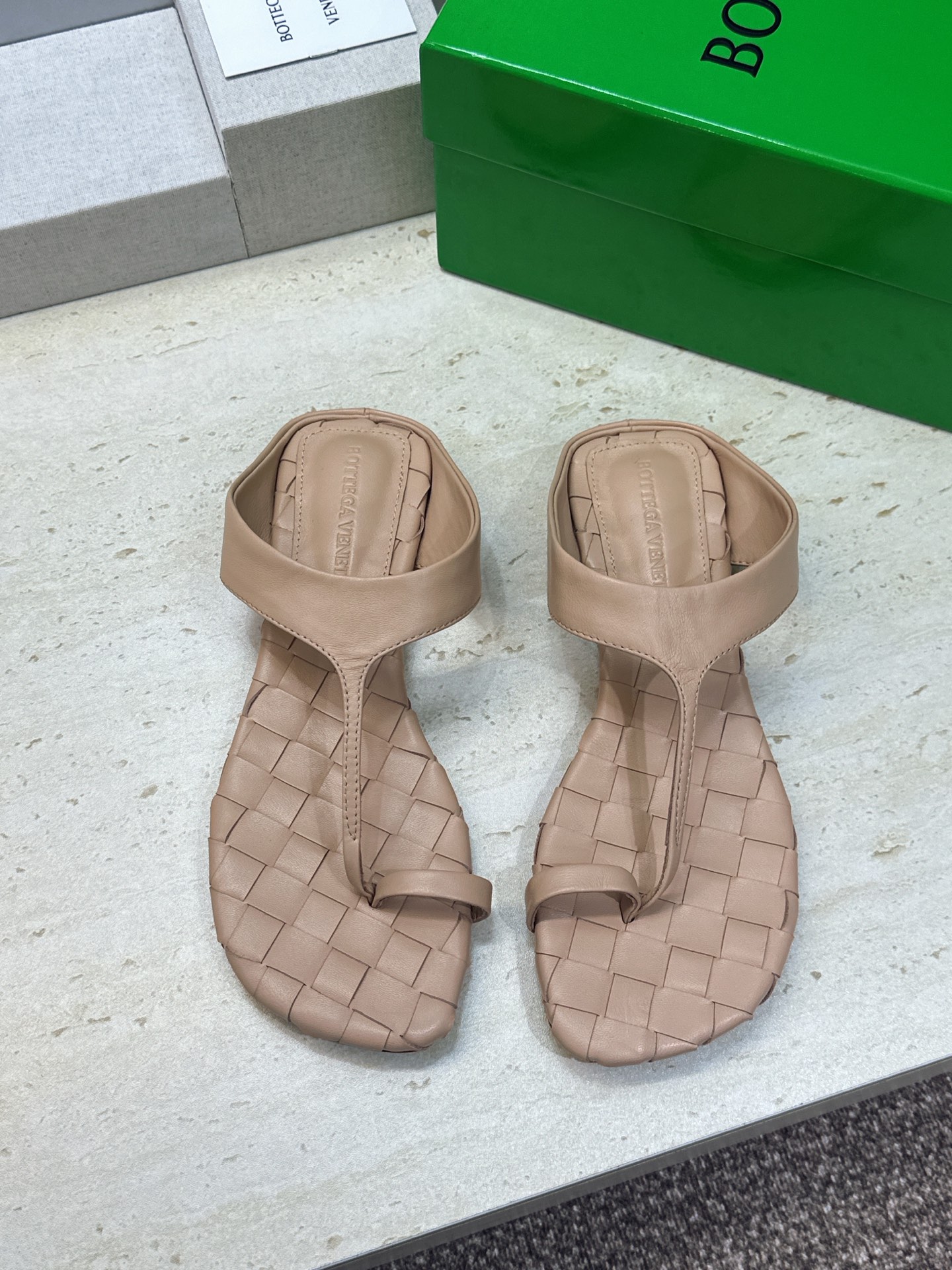 Bottega Veneta 葆蝶家2026春夏新款平底编织女鞋 BV字母logo方头夹趾凉拖鞋 材质:鞋面进口小牛皮/ Bottega Veneta 葆蝶家2026春夏新款平底编织女鞋 BV字母logo方头夹趾凉拖鞋 材质:鞋面进口小牛皮/