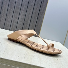 Bottega Veneta 葆蝶家2026春夏新款平底编织女鞋 BV字母logo方头夹趾凉拖鞋 材质:鞋面进口小牛皮/ Bottega Veneta 葆蝶家2026春夏新款平底编织女鞋 BV字母logo方头夹趾凉拖鞋 材质:鞋面进口小牛皮/