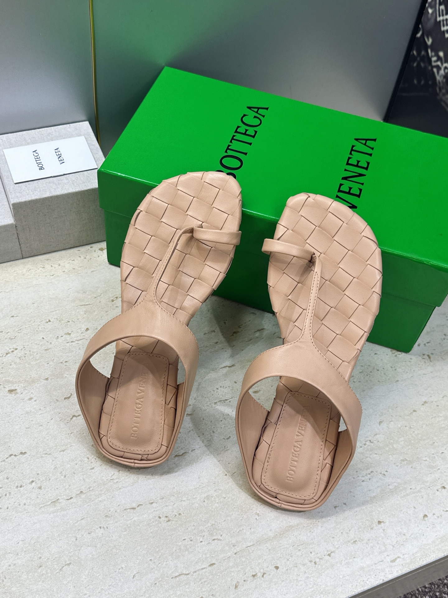 Bottega Veneta 葆蝶家2026春夏新款平底编织女鞋 BV字母logo方头夹趾凉拖鞋 材质:鞋面进口小牛皮/ Bottega Veneta 葆蝶家2026春夏新款平底编织女鞋 BV字母logo方头夹趾凉拖鞋 材质:鞋面进口小牛皮/