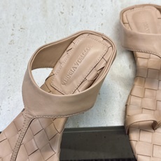 Bottega Veneta 葆蝶家2026春夏新款平底编织女鞋 BV字母logo方头夹趾凉拖鞋 材质:鞋面进口小牛皮/ Bottega Veneta 葆蝶家2026春夏新款平底编织女鞋 BV字母logo方头夹趾凉拖鞋 材质:鞋面进口小牛皮/