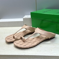 Bottega Veneta 葆蝶家2026春夏新款平底编织女鞋 BV字母logo方头夹趾凉拖鞋 材质:鞋面进口小牛皮/ Bottega Veneta 葆蝶家2026春夏新款平底编织女鞋 BV字母logo方头夹趾凉拖鞋 材质:鞋面进口小牛皮/