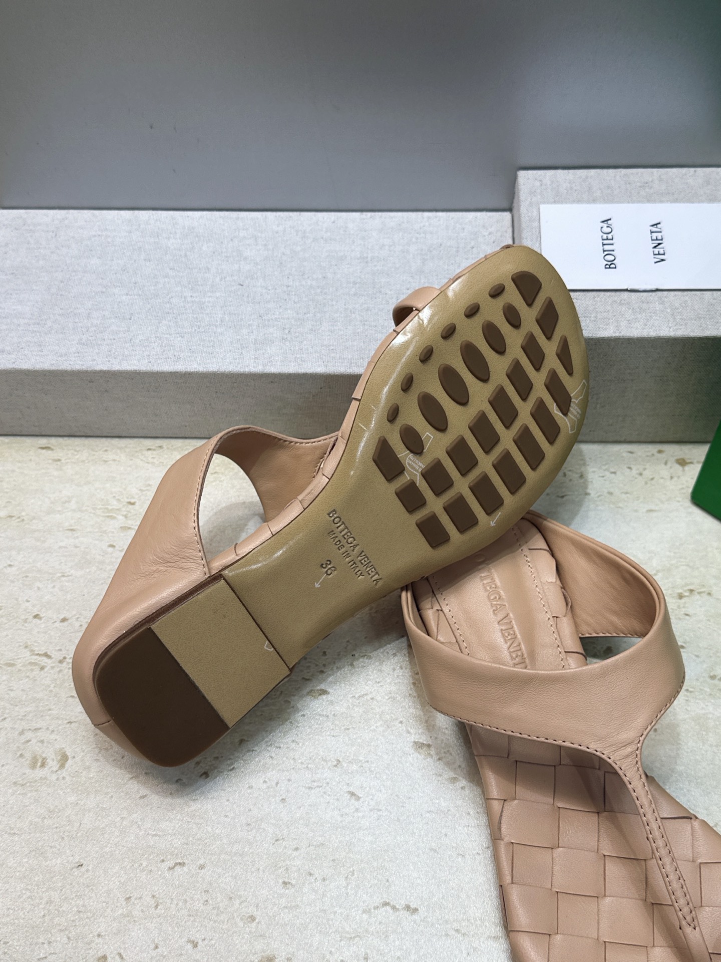 Bottega Veneta 葆蝶家2026春夏新款平底编织女鞋 BV字母logo方头夹趾凉拖鞋 材质:鞋面进口小牛皮/ Bottega Veneta 葆蝶家2026春夏新款平底编织女鞋 BV字母logo方头夹趾凉拖鞋 材质:鞋面进口小牛皮/