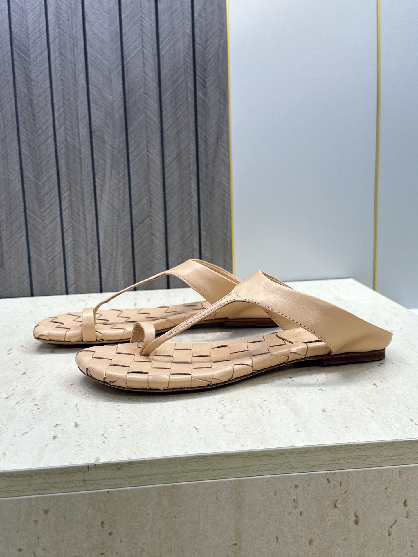 Bottega Veneta 葆蝶家2026春夏新款平底编织女鞋 BV字母logo方头夹趾凉拖鞋 材质:鞋面进口小牛皮/ Bottega Veneta 葆蝶家2026春夏新款平底编织女鞋 BV字母logo方头夹趾凉拖鞋 材质:鞋面进口小牛皮/