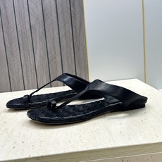 Bottega Veneta 葆蝶家2026春夏新款平底编织女鞋 BV字母logo方头夹趾凉拖鞋 材质:鞋面进口小牛皮/ Bottega Veneta 葆蝶家2026春夏新款平底编织女鞋 BV字母logo方头夹趾凉拖鞋 材质:鞋面进口小牛皮/