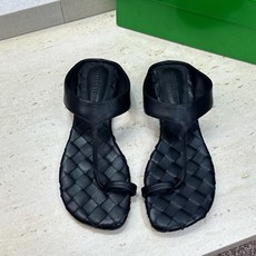 Bottega Veneta 葆蝶家2026春夏新款平底编织女鞋 BV字母logo方头夹趾凉拖鞋 材质:鞋面进口小牛皮/ Bottega Veneta 葆蝶家2026春夏新款平底编织女鞋 BV字母logo方头夹趾凉拖鞋 材质:鞋面进口小牛皮/