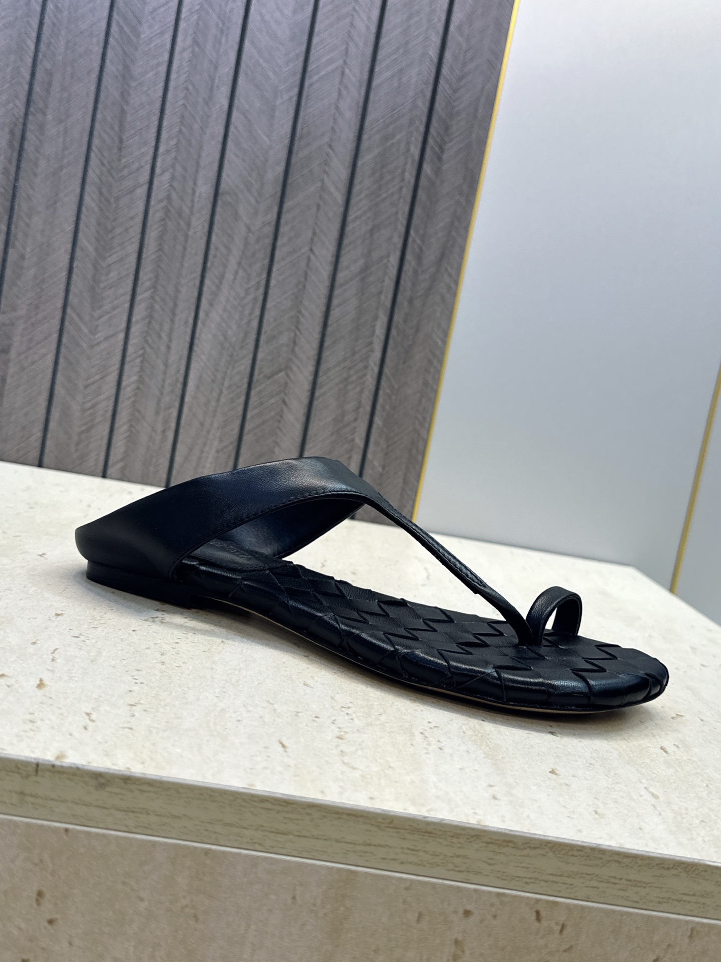 Bottega Veneta 葆蝶家2026春夏新款平底编织女鞋 BV字母logo方头夹趾凉拖鞋 材质:鞋面进口小牛皮/ Bottega Veneta 葆蝶家2026春夏新款平底编织女鞋 BV字母logo方头夹趾凉拖鞋 材质:鞋面进口小牛皮/