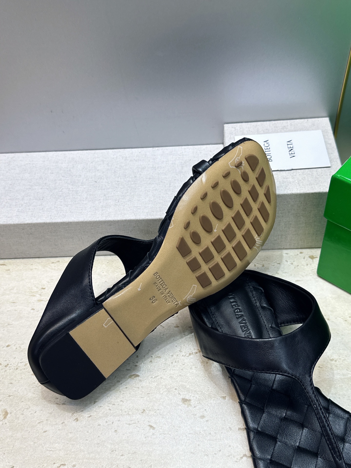 Bottega Veneta 葆蝶家2026春夏新款平底编织女鞋 BV字母logo方头夹趾凉拖鞋 材质:鞋面进口小牛皮/ Bottega Veneta 葆蝶家2026春夏新款平底编织女鞋 BV字母logo方头夹趾凉拖鞋 材质:鞋面进口小牛皮/