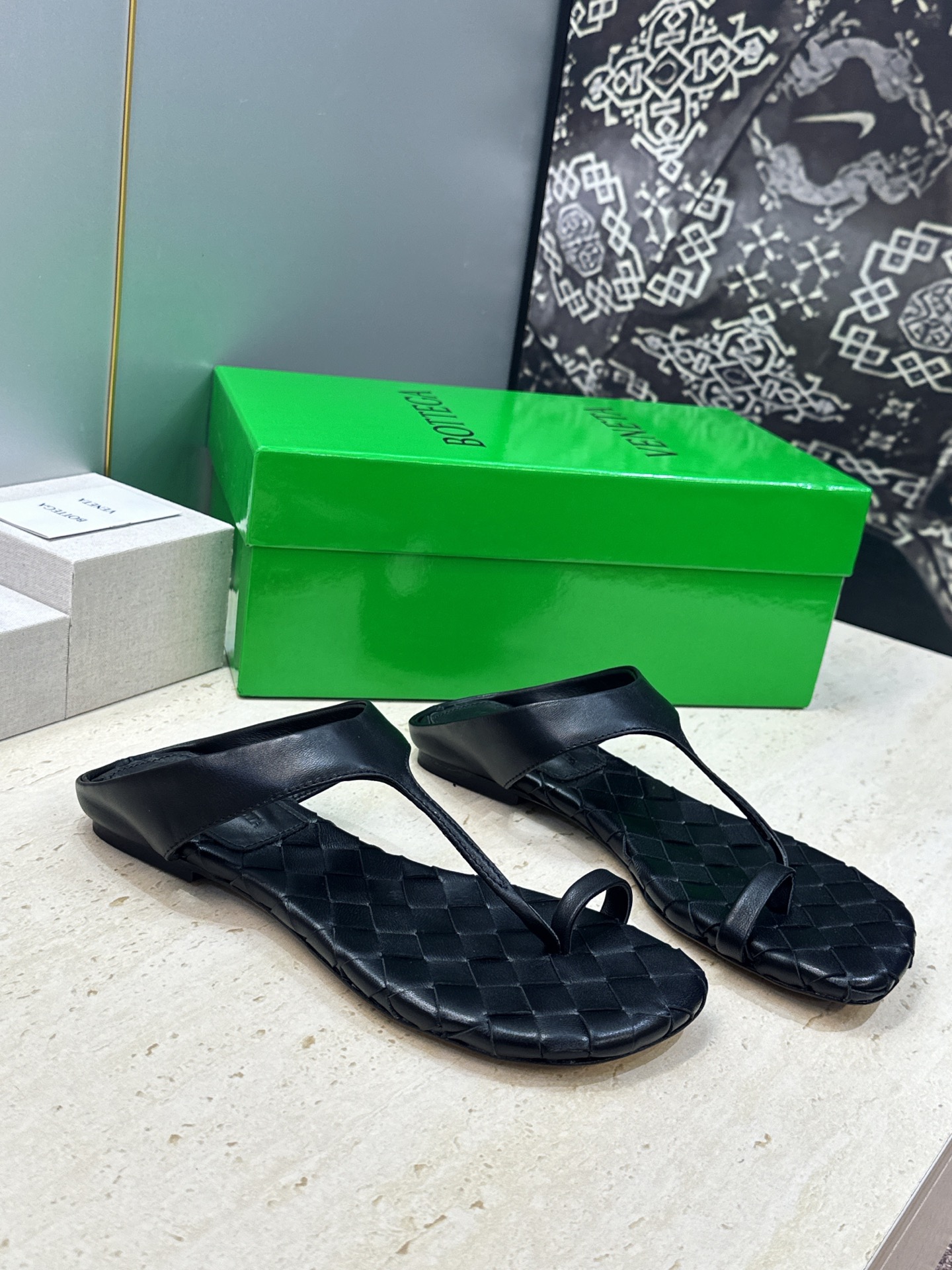 Bottega Veneta 葆蝶家2026春夏新款平底编织女鞋 BV字母logo方头夹趾凉拖鞋 材质:鞋面进口小牛皮/