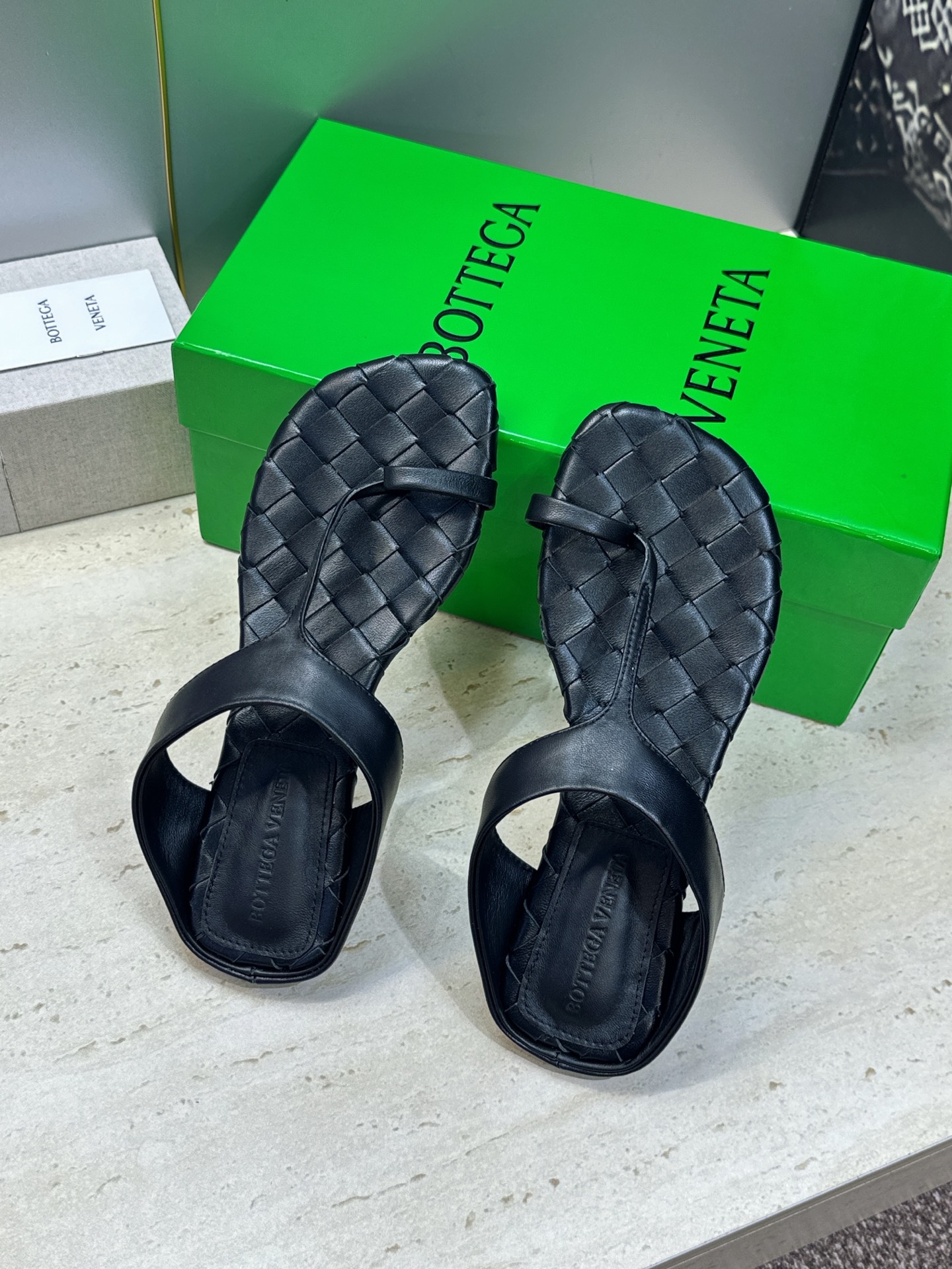 Bottega Veneta 葆蝶家2026春夏新款平底编织女鞋 BV字母logo方头夹趾凉拖鞋 材质:鞋面进口小牛皮/ Bottega Veneta 葆蝶家2026春夏新款平底编织女鞋 BV字母logo方头夹趾凉拖鞋 材质:鞋面进口小牛皮/