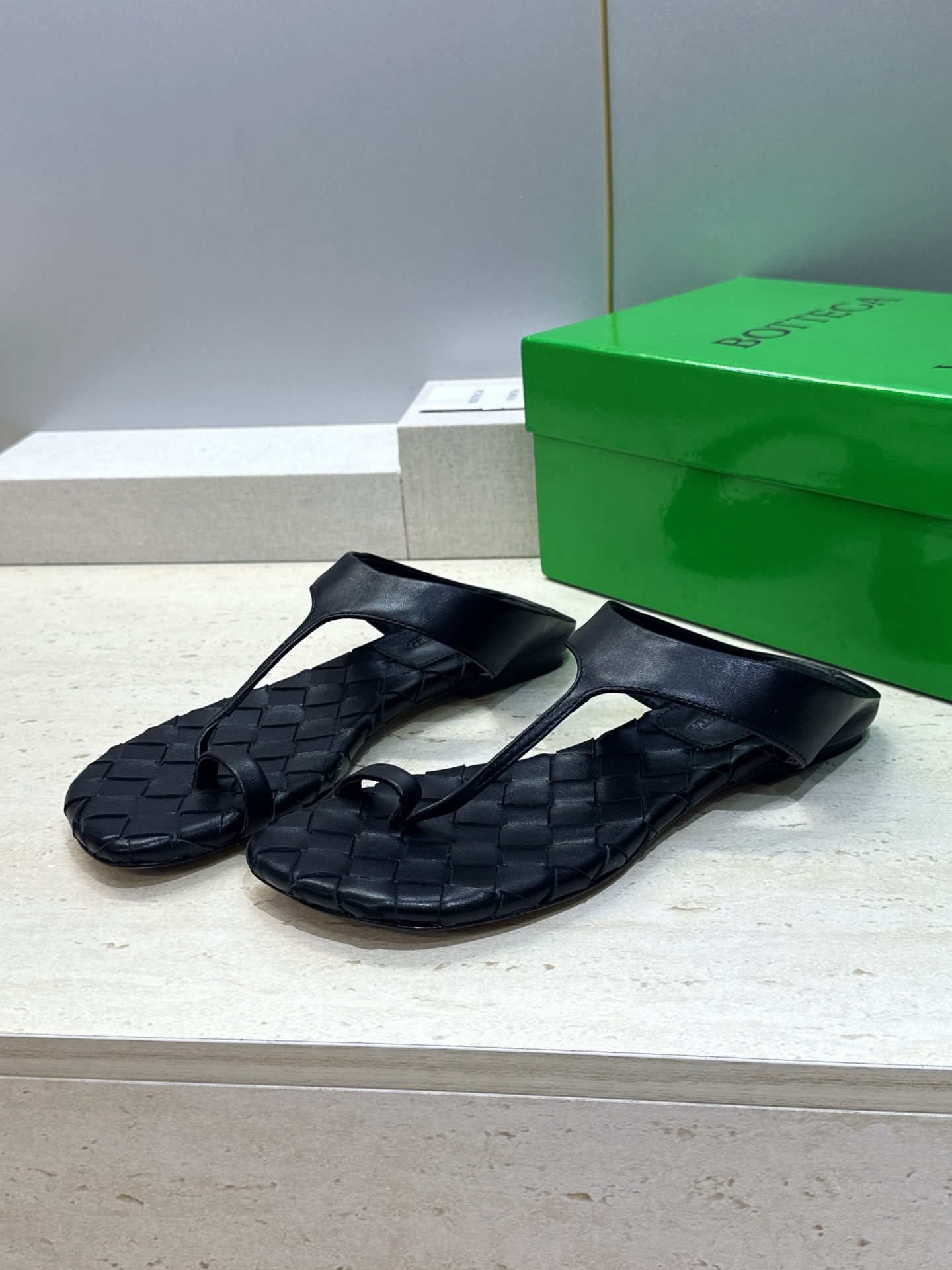 Bottega Veneta 葆蝶家2026春夏新款平底编织女鞋 BV字母logo方头夹趾凉拖鞋 材质:鞋面进口小牛皮/ Bottega Veneta 葆蝶家2026春夏新款平底编织女鞋 BV字母logo方头夹趾凉拖鞋 材质:鞋面进口小牛皮/