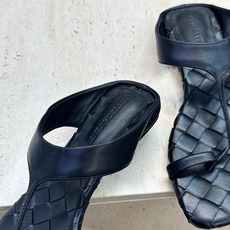 Bottega Veneta 葆蝶家2026春夏新款平底编织女鞋 BV字母logo方头夹趾凉拖鞋 材质:鞋面进口小牛皮/ Bottega Veneta 葆蝶家2026春夏新款平底编织女鞋 BV字母logo方头夹趾凉拖鞋 材质:鞋面进口小牛皮/