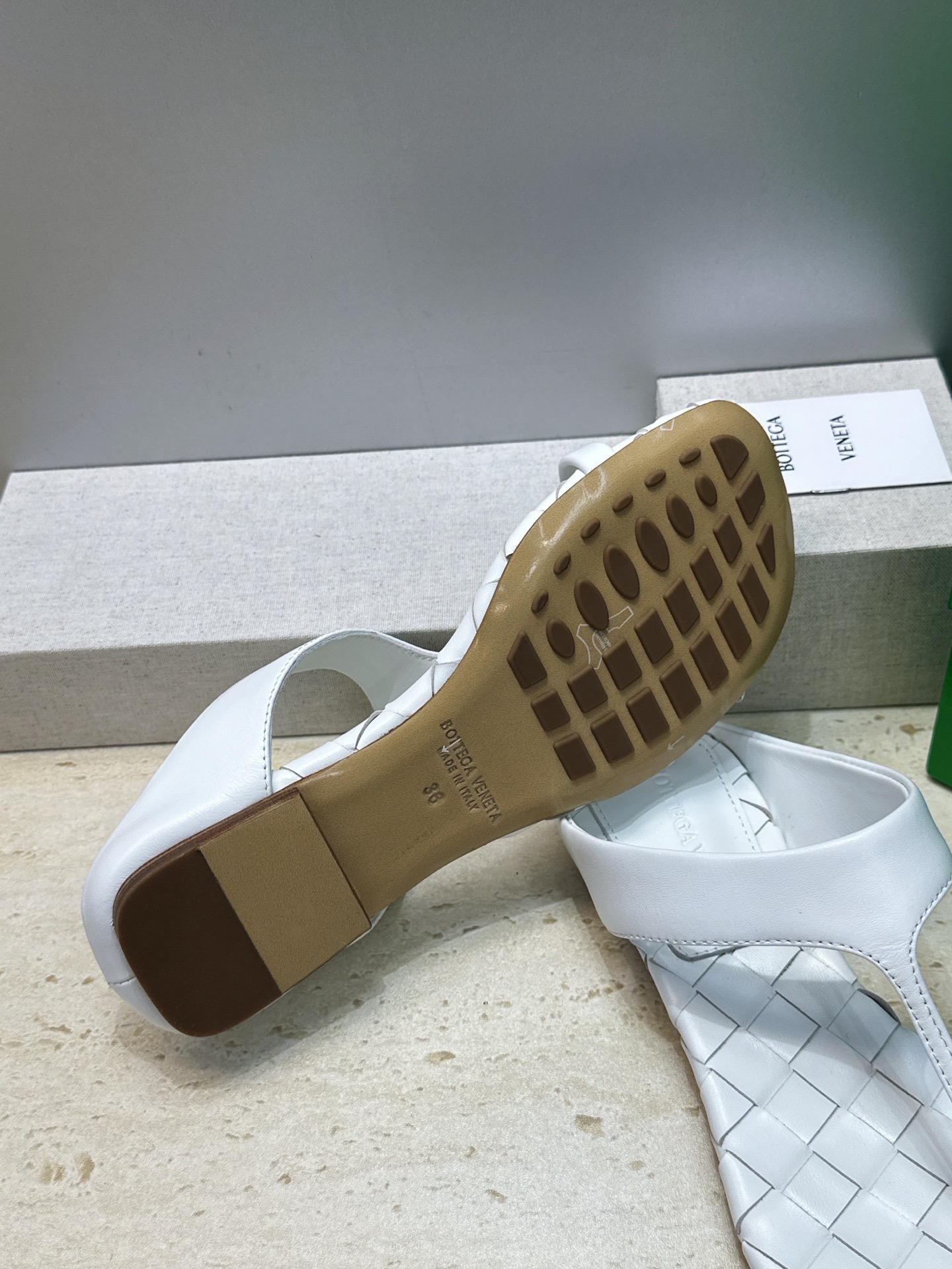 Bottega Veneta 葆蝶家2026春夏新款平底编织女鞋 BV字母logo方头夹趾凉拖鞋 材质:鞋面进口小牛皮/ Bottega Veneta 葆蝶家2026春夏新款平底编织女鞋 BV字母logo方头夹趾凉拖鞋 材质:鞋面进口小牛皮/