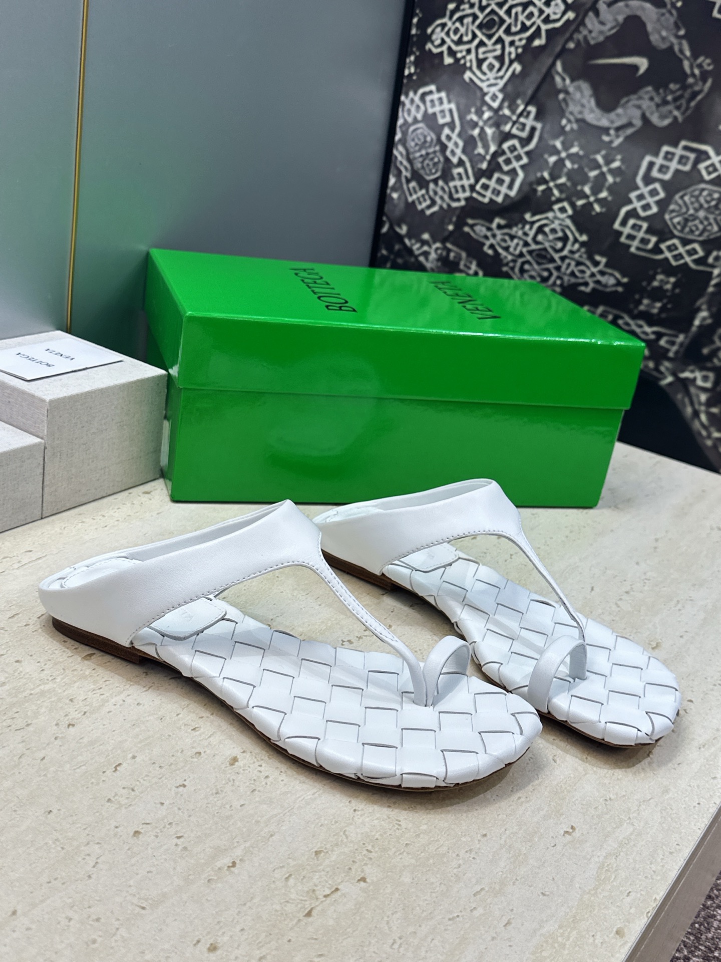 Bottega Veneta 葆蝶家2026春夏新款平底编织女鞋 BV字母logo方头夹趾凉拖鞋 材质:鞋面进口小牛皮/
