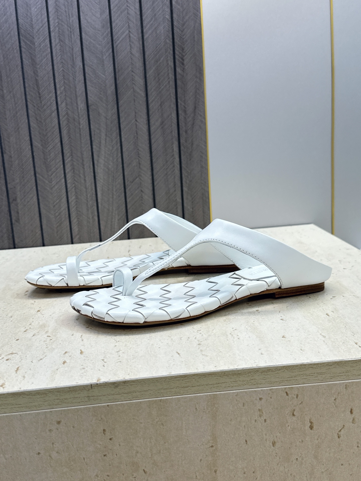 Bottega Veneta 葆蝶家2026春夏新款平底编织女鞋 BV字母logo方头夹趾凉拖鞋 材质:鞋面进口小牛皮/ Bottega Veneta 葆蝶家2026春夏新款平底编织女鞋 BV字母logo方头夹趾凉拖鞋 材质:鞋面进口小牛皮/