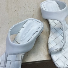 Bottega Veneta 葆蝶家2026春夏新款平底编织女鞋 BV字母logo方头夹趾凉拖鞋 材质:鞋面进口小牛皮/ Bottega Veneta 葆蝶家2026春夏新款平底编织女鞋 BV字母logo方头夹趾凉拖鞋 材质:鞋面进口小牛皮/