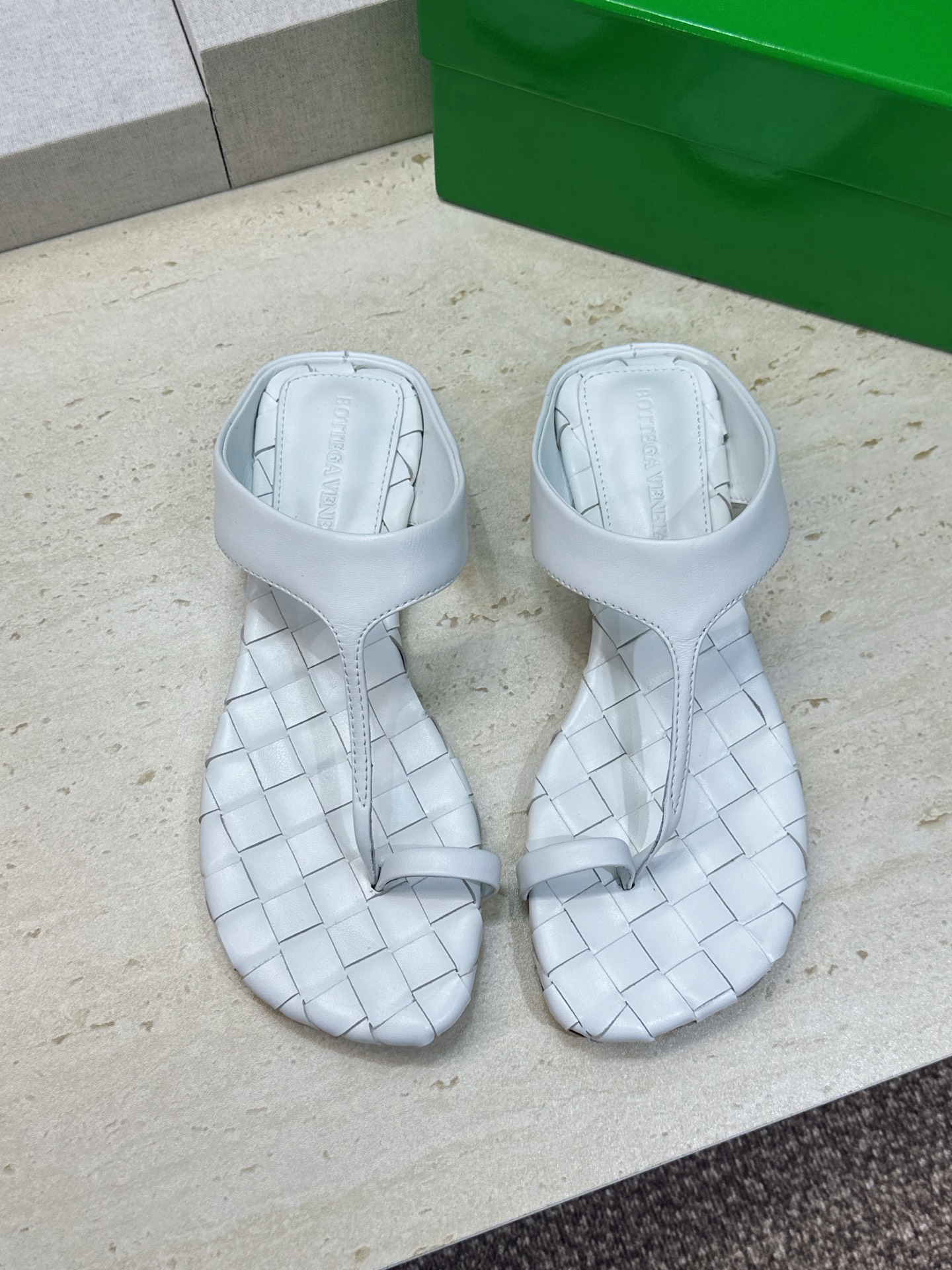 Bottega Veneta 葆蝶家2026春夏新款平底编织女鞋 BV字母logo方头夹趾凉拖鞋 材质:鞋面进口小牛皮/ Bottega Veneta 葆蝶家2026春夏新款平底编织女鞋 BV字母logo方头夹趾凉拖鞋 材质:鞋面进口小牛皮/