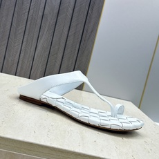 Bottega Veneta 葆蝶家2026春夏新款平底编织女鞋 BV字母logo方头夹趾凉拖鞋 材质:鞋面进口小牛皮/ Bottega Veneta 葆蝶家2026春夏新款平底编织女鞋 BV字母logo方头夹趾凉拖鞋 材质:鞋面进口小牛皮/