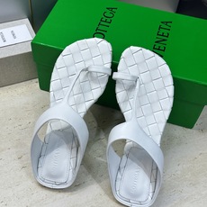 Bottega Veneta 葆蝶家2026春夏新款平底编织女鞋 BV字母logo方头夹趾凉拖鞋 材质:鞋面进口小牛皮/ Bottega Veneta 葆蝶家2026春夏新款平底编织女鞋 BV字母logo方头夹趾凉拖鞋 材质:鞋面进口小牛皮/