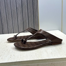 Bottega Veneta 葆蝶家2026春夏新款平底编织女鞋 BV字母logo方头夹趾凉拖鞋 材质:鞋面进口小牛皮/ Bottega Veneta 葆蝶家2026春夏新款平底编织女鞋 BV字母logo方头夹趾凉拖鞋 材质:鞋面进口小牛皮/