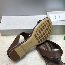 Bottega Veneta 葆蝶家2026春夏新款平底编织女鞋 BV字母logo方头夹趾凉拖鞋 材质:鞋面进口小牛皮/ Bottega Veneta 葆蝶家2026春夏新款平底编织女鞋 BV字母logo方头夹趾凉拖鞋 材质:鞋面进口小牛皮/