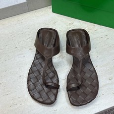 Bottega Veneta 葆蝶家2026春夏新款平底编织女鞋 BV字母logo方头夹趾凉拖鞋 材质:鞋面进口小牛皮/ Bottega Veneta 葆蝶家2026春夏新款平底编织女鞋 BV字母logo方头夹趾凉拖鞋 材质:鞋面进口小牛皮/
