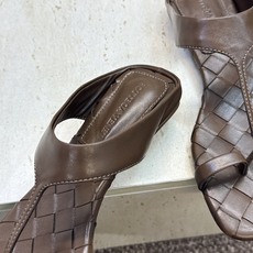 Bottega Veneta 葆蝶家2026春夏新款平底编织女鞋 BV字母logo方头夹趾凉拖鞋 材质:鞋面进口小牛皮/ Bottega Veneta 葆蝶家2026春夏新款平底编织女鞋 BV字母logo方头夹趾凉拖鞋 材质:鞋面进口小牛皮/