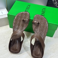 Bottega Veneta 葆蝶家2026春夏新款平底编织女鞋 BV字母logo方头夹趾凉拖鞋 材质:鞋面进口小牛皮/ Bottega Veneta 葆蝶家2026春夏新款平底编织女鞋 BV字母logo方头夹趾凉拖鞋 材质:鞋面进口小牛皮/