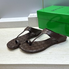 Bottega Veneta 葆蝶家2026春夏新款平底编织女鞋 BV字母logo方头夹趾凉拖鞋 材质:鞋面进口小牛皮/ Bottega Veneta 葆蝶家2026春夏新款平底编织女鞋 BV字母logo方头夹趾凉拖鞋 材质:鞋面进口小牛皮/