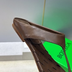 Bottega Veneta 葆蝶家2026春夏新款平底编织女鞋 BV字母logo方头夹趾凉拖鞋 材质:鞋面进口小牛皮/ Bottega Veneta 葆蝶家2026春夏新款平底编织女鞋 BV字母logo方头夹趾凉拖鞋 材质:鞋面进口小牛皮/