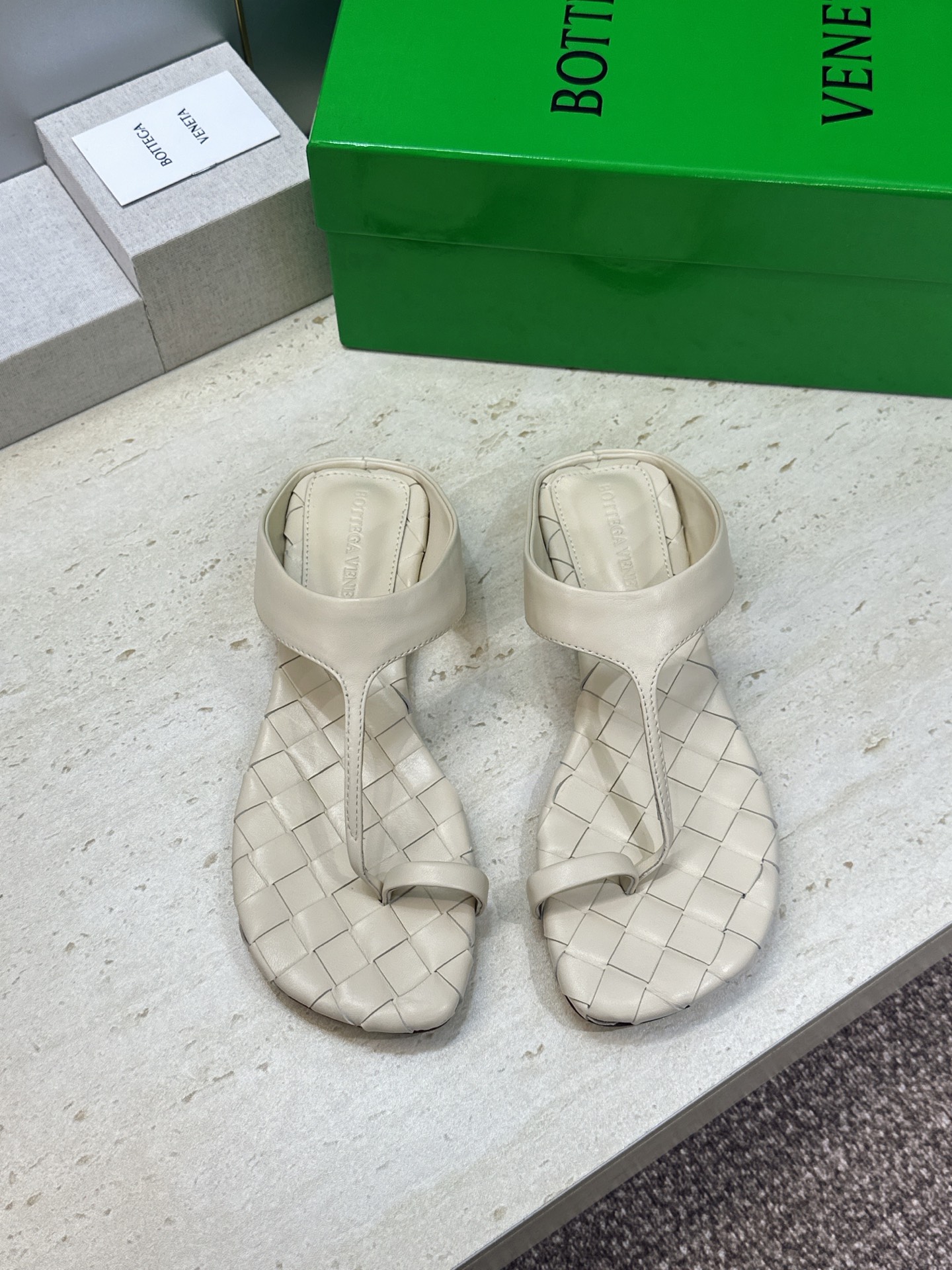Bottega Veneta 葆蝶家2026春夏新款平底编织女鞋 BV字母logo方头夹趾凉拖鞋 材质:鞋面进口小牛皮/ Bottega Veneta 葆蝶家2026春夏新款平底编织女鞋 BV字母logo方头夹趾凉拖鞋 材质:鞋面进口小牛皮/