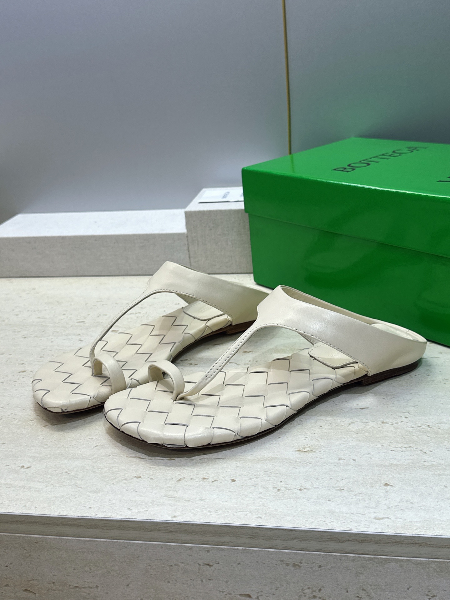 Bottega Veneta 葆蝶家2026春夏新款平底编织女鞋 BV字母logo方头夹趾凉拖鞋 材质:鞋面进口小牛皮/ Bottega Veneta 葆蝶家2026春夏新款平底编织女鞋 BV字母logo方头夹趾凉拖鞋 材质:鞋面进口小牛皮/
