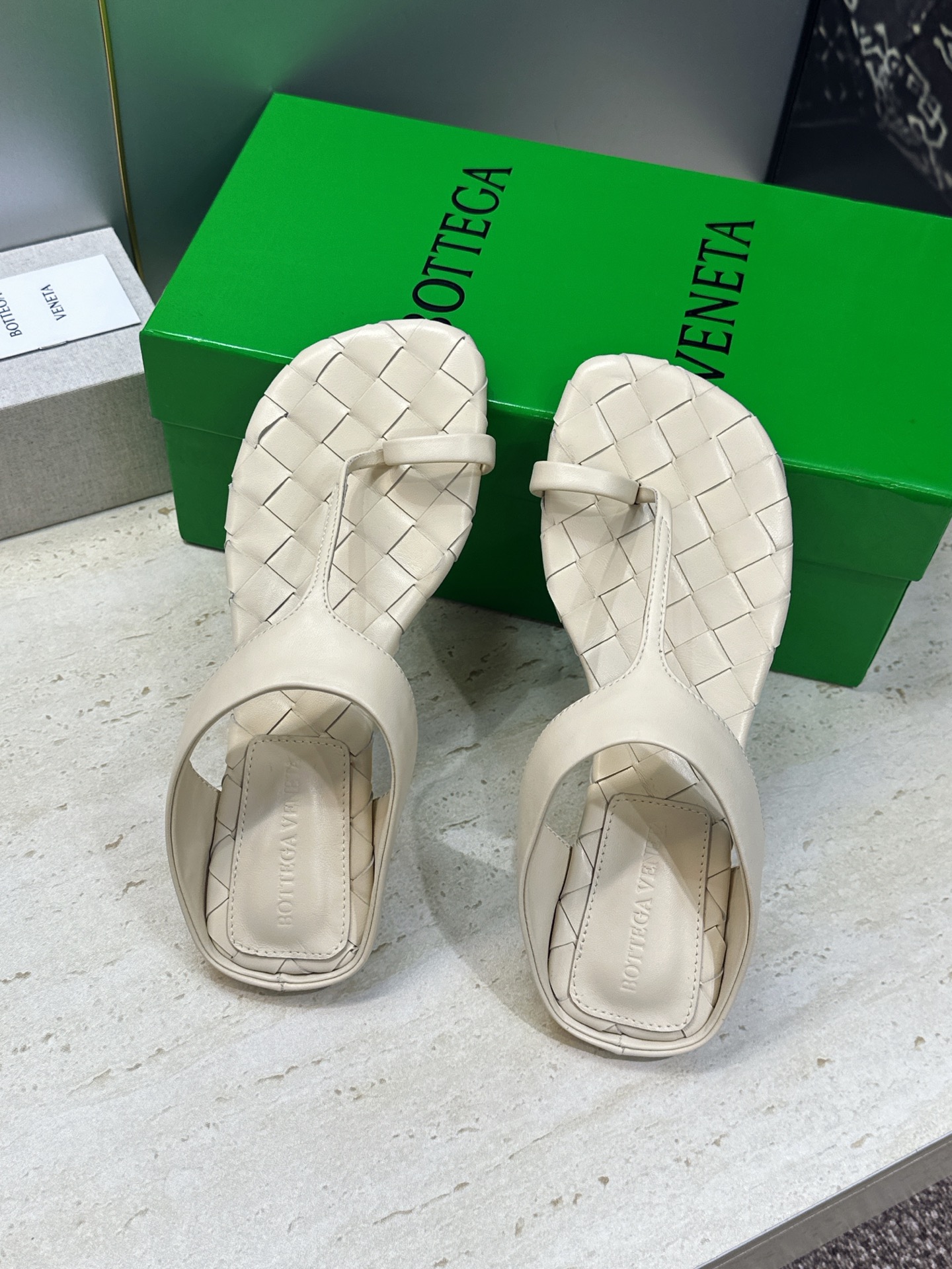 Bottega Veneta 葆蝶家2026春夏新款平底编织女鞋 BV字母logo方头夹趾凉拖鞋 材质:鞋面进口小牛皮/ Bottega Veneta 葆蝶家2026春夏新款平底编织女鞋 BV字母logo方头夹趾凉拖鞋 材质:鞋面进口小牛皮/