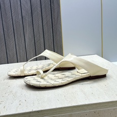 Bottega Veneta 葆蝶家2026春夏新款平底编织女鞋 BV字母logo方头夹趾凉拖鞋 材质:鞋面进口小牛皮/ Bottega Veneta 葆蝶家2026春夏新款平底编织女鞋 BV字母logo方头夹趾凉拖鞋 材质:鞋面进口小牛皮/