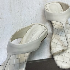 Bottega Veneta 葆蝶家2026春夏新款平底编织女鞋 BV字母logo方头夹趾凉拖鞋 材质:鞋面进口小牛皮/ Bottega Veneta 葆蝶家2026春夏新款平底编织女鞋 BV字母logo方头夹趾凉拖鞋 材质:鞋面进口小牛皮/