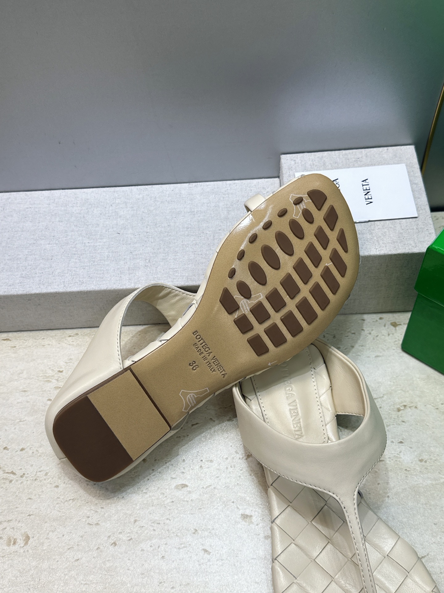 Bottega Veneta 葆蝶家2026春夏新款平底编织女鞋 BV字母logo方头夹趾凉拖鞋 材质:鞋面进口小牛皮/ Bottega Veneta 葆蝶家2026春夏新款平底编织女鞋 BV字母logo方头夹趾凉拖鞋 材质:鞋面进口小牛皮/