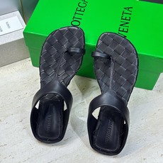 Bottega Veneta 葆蝶家2026春夏新款平底编织女鞋 BV字母logo方头夹趾凉拖鞋 材质:鞋面进口小牛皮/ Bottega Veneta 葆蝶家2026春夏新款平底编织女鞋 BV字母logo方头夹趾凉拖鞋 材质:鞋面进口小牛皮/