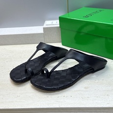 Bottega Veneta 葆蝶家2026春夏新款平底编织女鞋 BV字母logo方头夹趾凉拖鞋 材质:鞋面进口小牛皮/ Bottega Veneta 葆蝶家2026春夏新款平底编织女鞋 BV字母logo方头夹趾凉拖鞋 材质:鞋面进口小牛皮/