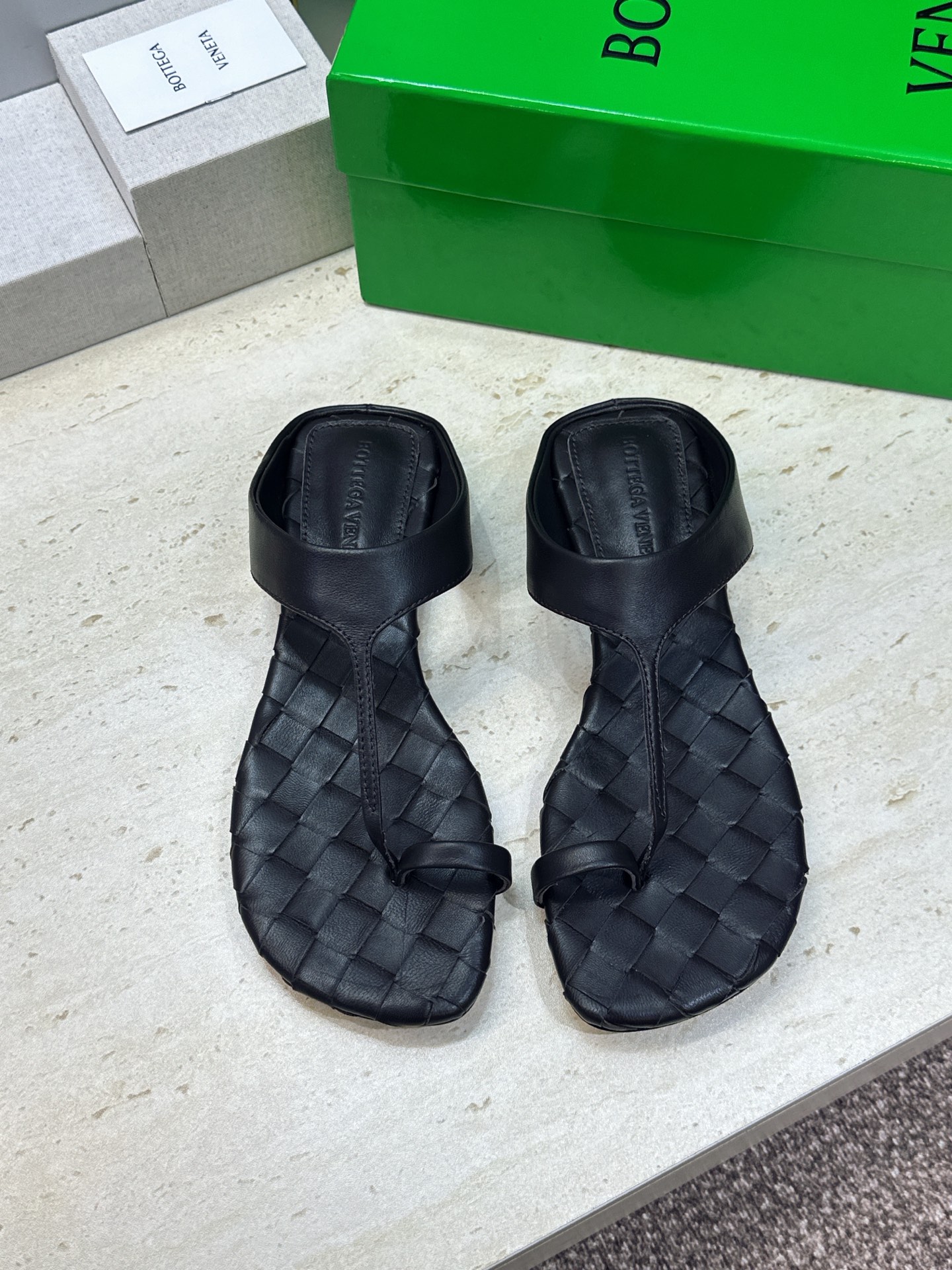 Bottega Veneta 葆蝶家2026春夏新款平底编织女鞋 BV字母logo方头夹趾凉拖鞋 材质:鞋面进口小牛皮/ Bottega Veneta 葆蝶家2026春夏新款平底编织女鞋 BV字母logo方头夹趾凉拖鞋 材质:鞋面进口小牛皮/