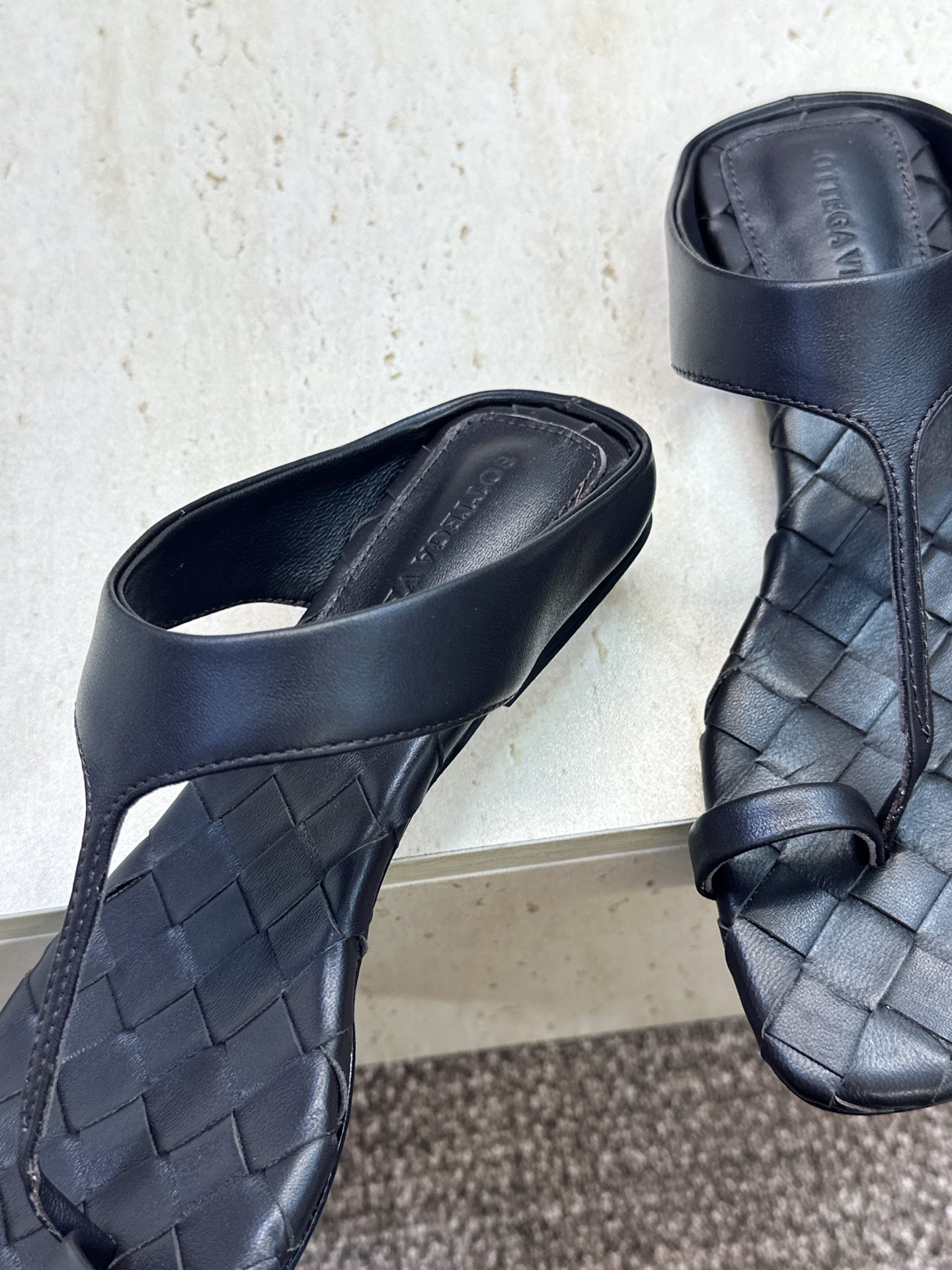 Bottega Veneta 葆蝶家2026春夏新款平底编织女鞋 BV字母logo方头夹趾凉拖鞋 材质:鞋面进口小牛皮/ Bottega Veneta 葆蝶家2026春夏新款平底编织女鞋 BV字母logo方头夹趾凉拖鞋 材质:鞋面进口小牛皮/