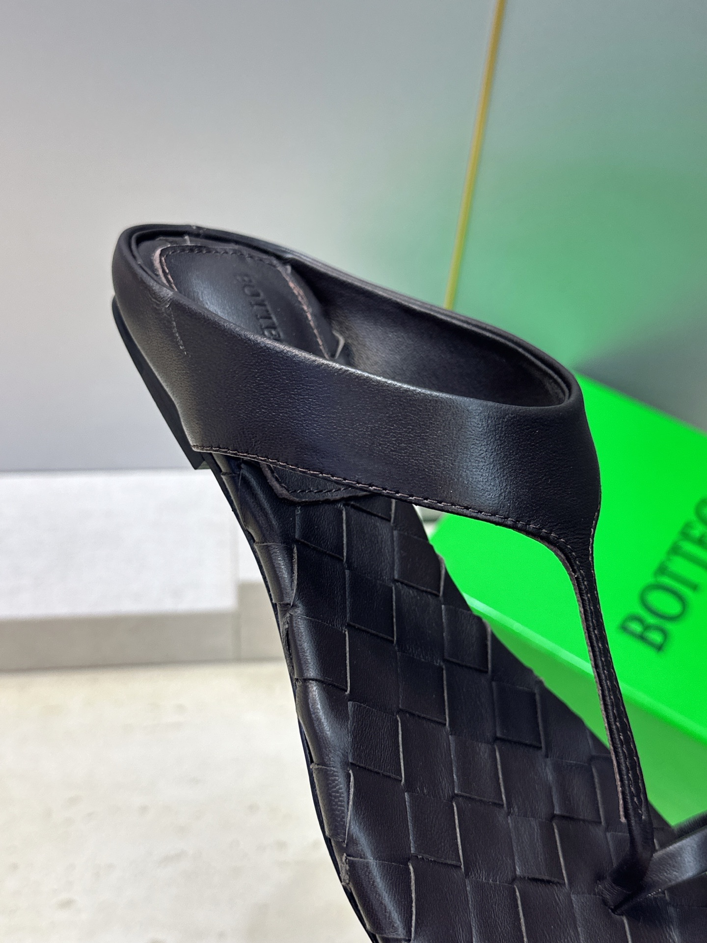 Bottega Veneta 葆蝶家2026春夏新款平底编织女鞋 BV字母logo方头夹趾凉拖鞋 材质:鞋面进口小牛皮/ Bottega Veneta 葆蝶家2026春夏新款平底编织女鞋 BV字母logo方头夹趾凉拖鞋 材质:鞋面进口小牛皮/