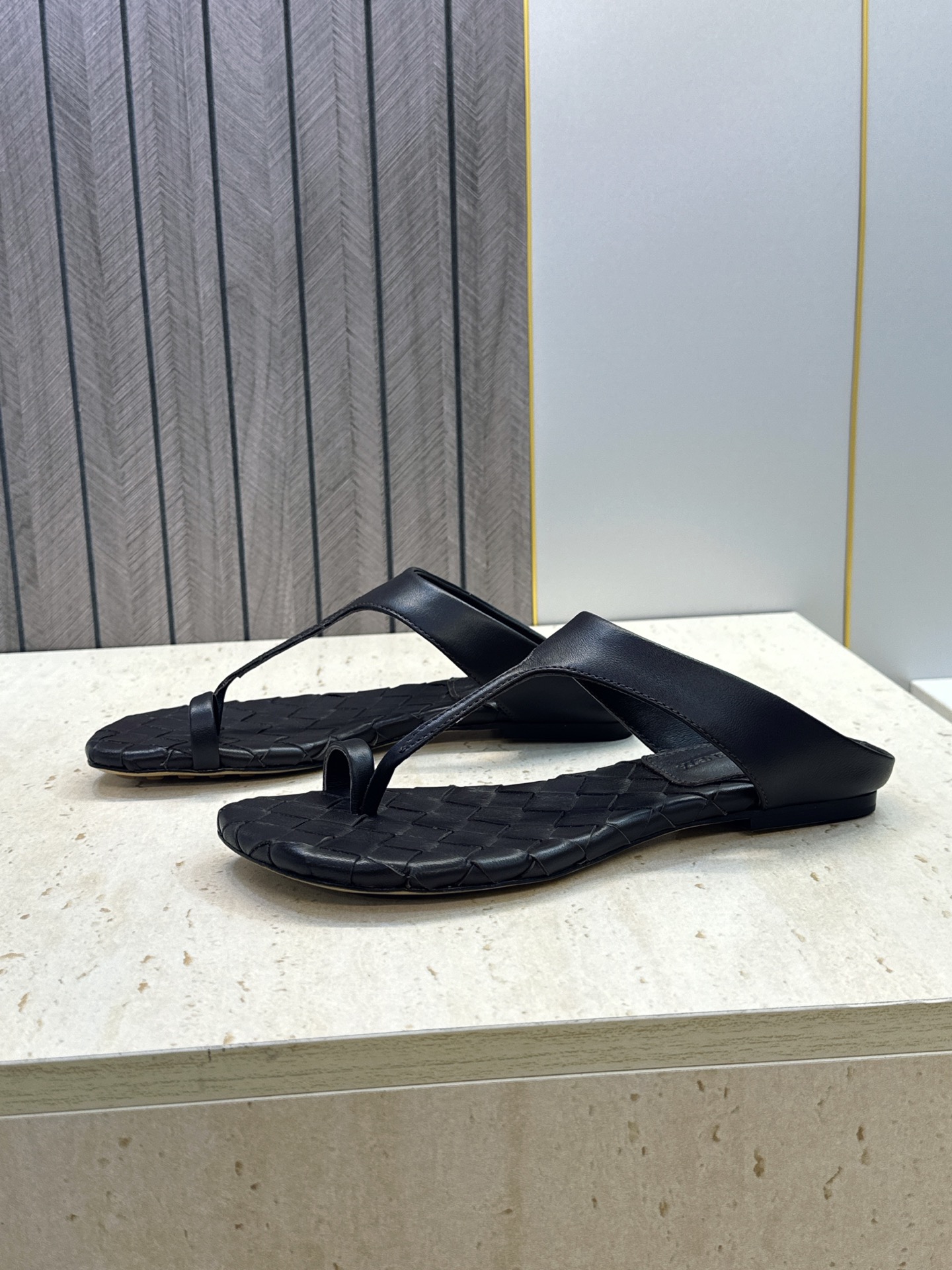 Bottega Veneta 葆蝶家2026春夏新款平底编织女鞋 BV字母logo方头夹趾凉拖鞋 材质:鞋面进口小牛皮/ Bottega Veneta 葆蝶家2026春夏新款平底编织女鞋 BV字母logo方头夹趾凉拖鞋 材质:鞋面进口小牛皮/