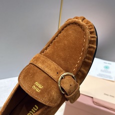 Miumiu 2026春夏新款复古时尚休闲女皮鞋 缪缪字母logo五金皮带扣平底圆头一脚蹬乐福鞋 材质:鞋面进口小牛皮/ Miumiu 2026春夏新款复古时尚休闲女皮鞋 缪缪字母logo五金皮带扣平底圆头一脚蹬乐福鞋 材质:鞋面进口小牛皮/