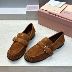 Miumiu 2026春夏新款复古时尚休闲女皮鞋 缪缪字母logo五金皮带扣平底圆头一脚蹬乐福鞋 材质:鞋面进口小牛皮/ Miumiu 2026春夏新款复古时尚休闲女皮鞋 缪缪字母logo五金皮带扣平底圆头一脚蹬乐福鞋 材质:鞋面进口小牛皮/