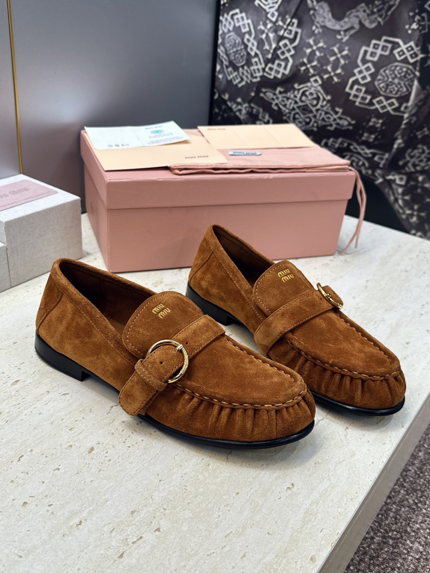 Miumiu 2026春夏新款复古时尚休闲女皮鞋 缪缪字母logo五金皮带扣平底圆头一脚蹬乐福鞋 材质:鞋面进口小牛皮/